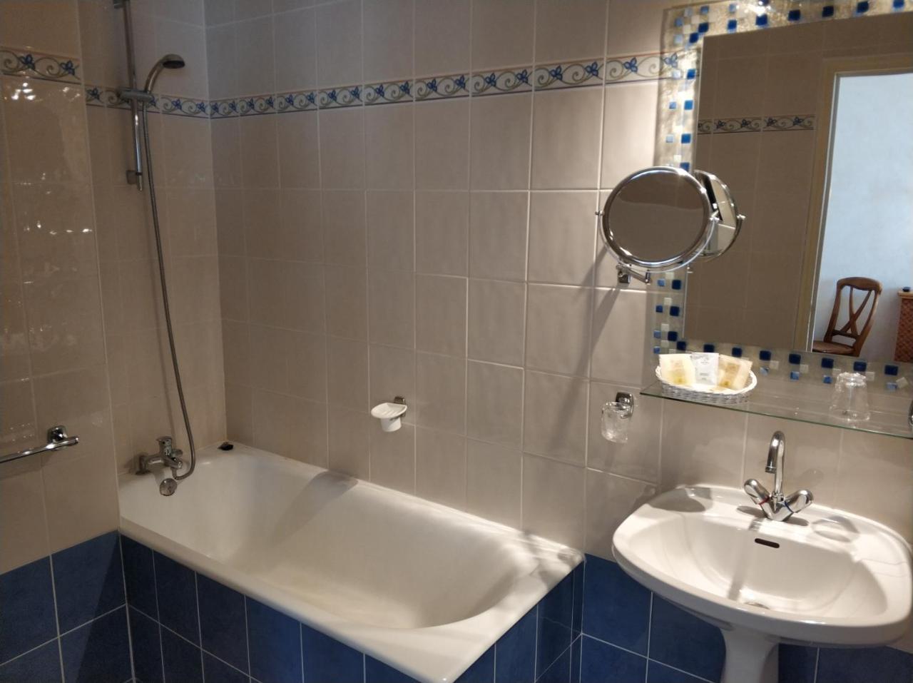 Logis Hotel Calisola Besancon - Soiree Etape Chalezeule Экстерьер фото